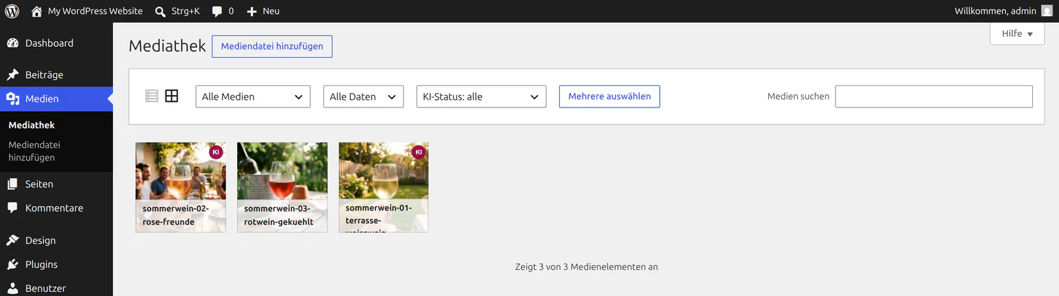 WordPress-Mediathek im Rastermodus mit KI-Badges auf zwei Bildkacheln und dem Filter KI-Status